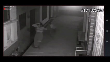 मोहल्ले की गली में गुंडे पति ने पत्नी को दौड़ा-दौड़कर पीटा