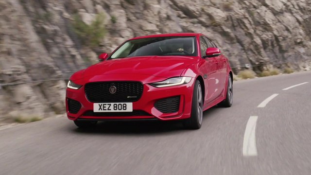 Die kompakte Sportlimousine Jaguar XE startet mit Mild-Hybrid Antriebs und neuem Infotainmentsystem
