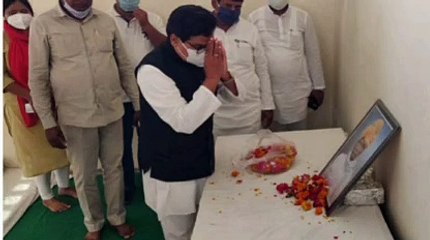 प्रधान दर्शन सिंह को श्रद्धांजलि अर्पित करने पहुंचे रामगोपाल यादव