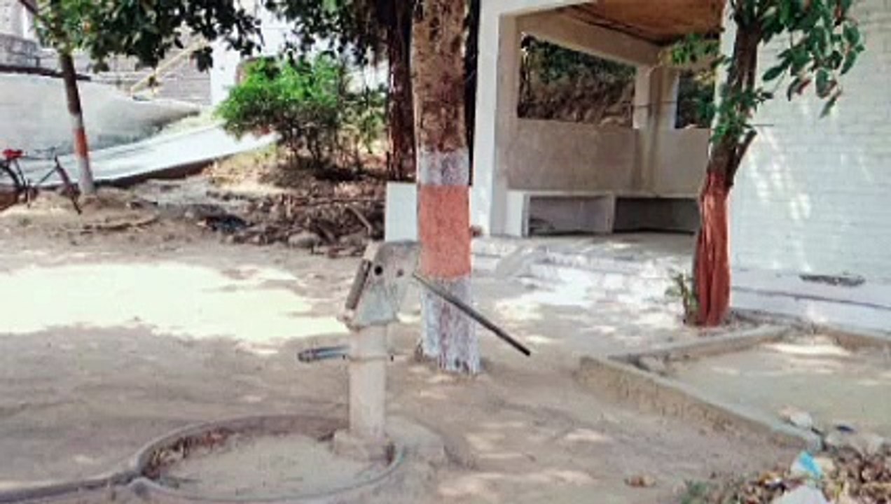 1 साल से मंदिर परिसर में खराब पड़ा हैंडपंप, भक्तों को होती है परेशानी