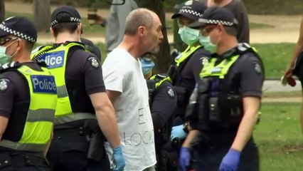 Hundreds gather at Melbourne's Shrine of Remembrance