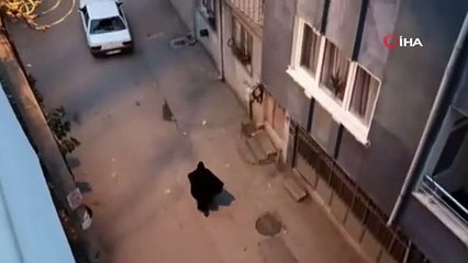 Aldatıldı, mahalleyi ayağa kaldırdı...O anlar kamerada