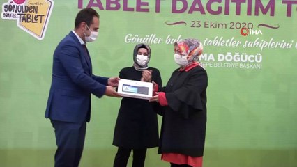 Sancaktepe'de ihtiyaç sahibi öğrencilere tablet hediye edildi