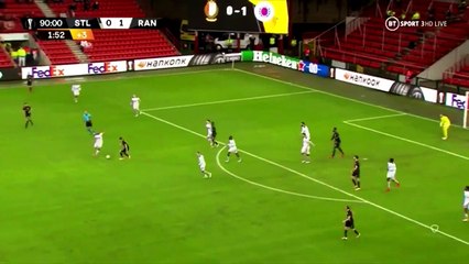 Ligue Europa : Kemar Roofe marque depuis la ligne médiane !