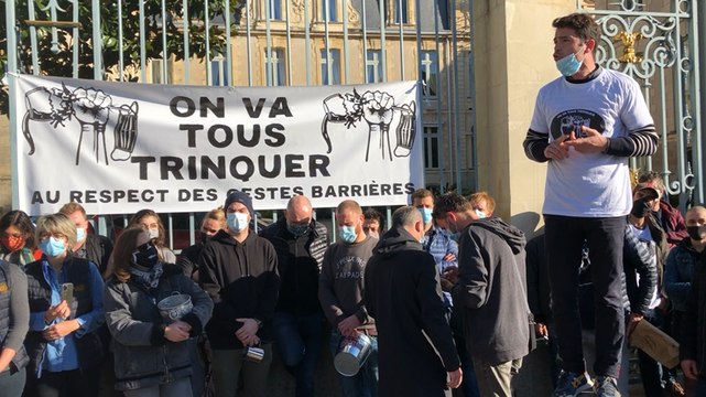 Une centaine de barmans et restaurateurs mobilisés devant la préfecture contre les nouvelles restrictions