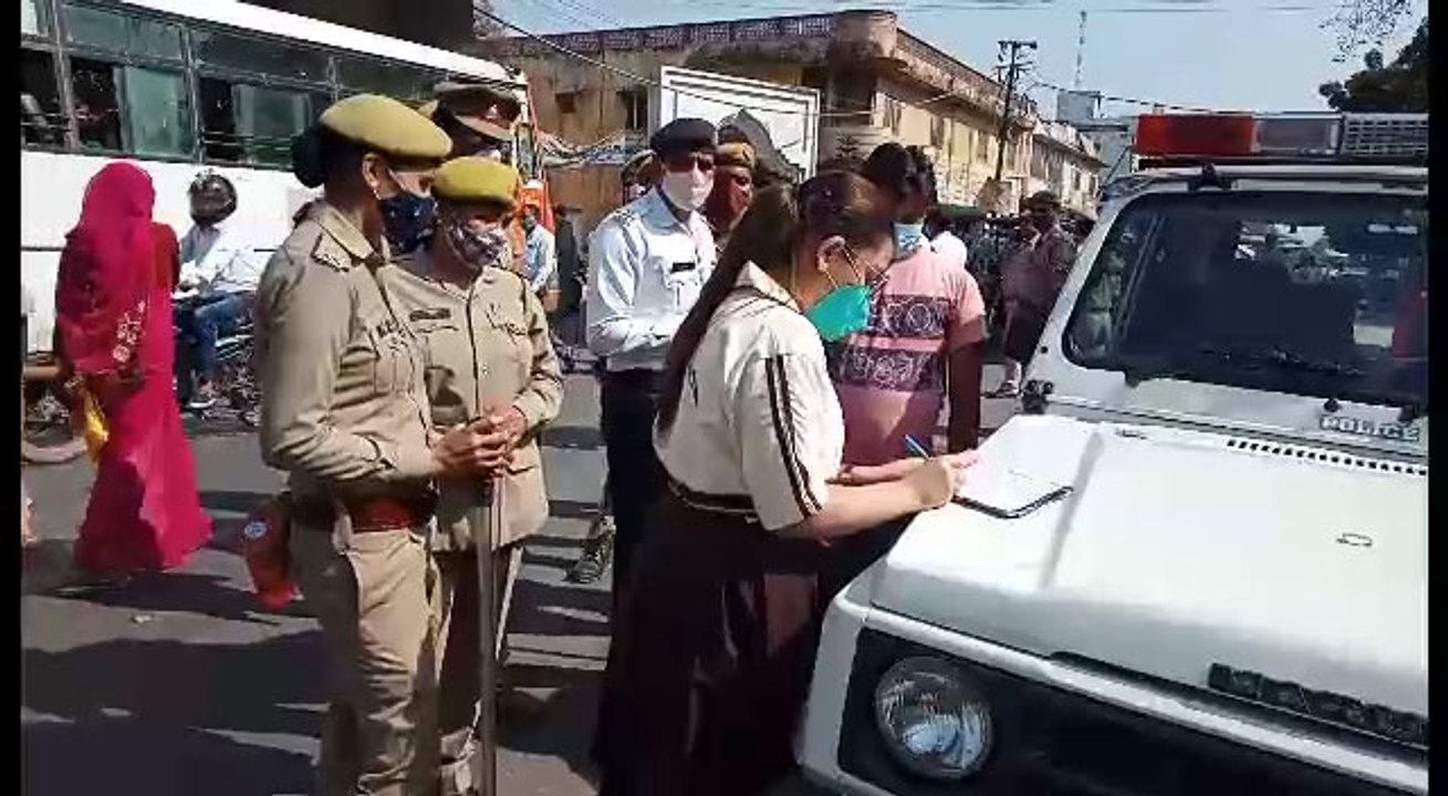 दो घंटे के लिए थानेदार बनीं रामपुर की टॉपर बेटियां, वाहनों के काटे चालान