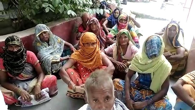 महिलाओं के साथ हुई धोखा धड़ी: जिलाधिकारी से लगाई मदद की गुहार