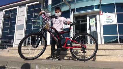 Bakan Kasapoğlu’ndan minik Utku’ya bisiklet hediyesi