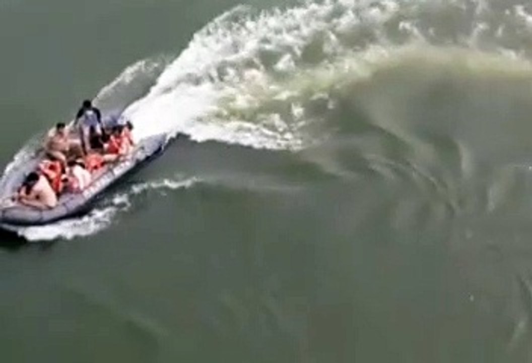 मोटर बोट के द्वारा चंबल नदी में डूबे बच्चों को ढूंढने में जुटा प्रशासन