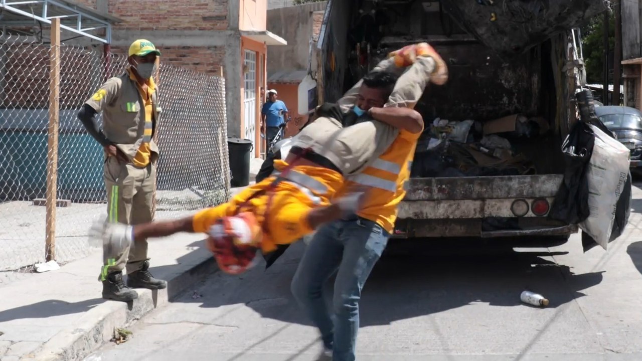 Mexican garbage collectors entertain locals with freestyle wrestling