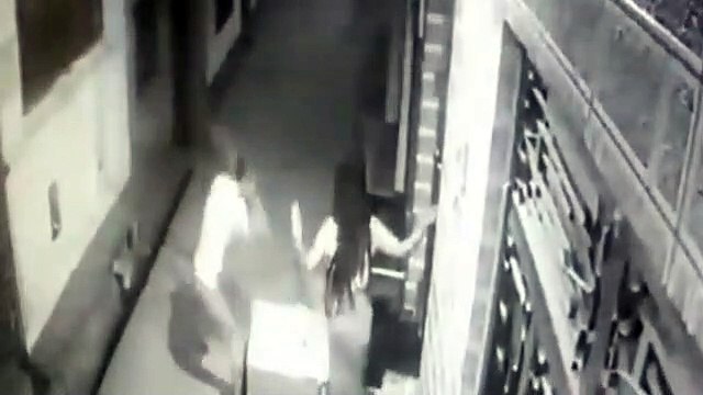 पति ने गली में दौड़ा-दौड़ाकर पत्नी को पीटा