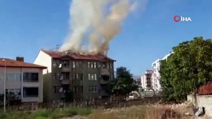 Tokat’ta 4 katlı binanın çatısı alev alev yandı