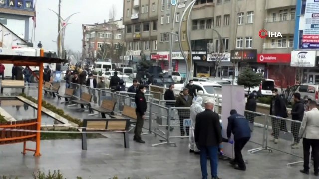 Hakkari Valisi İdris Akbıyık Vatandaşlara Maske Dağıttı