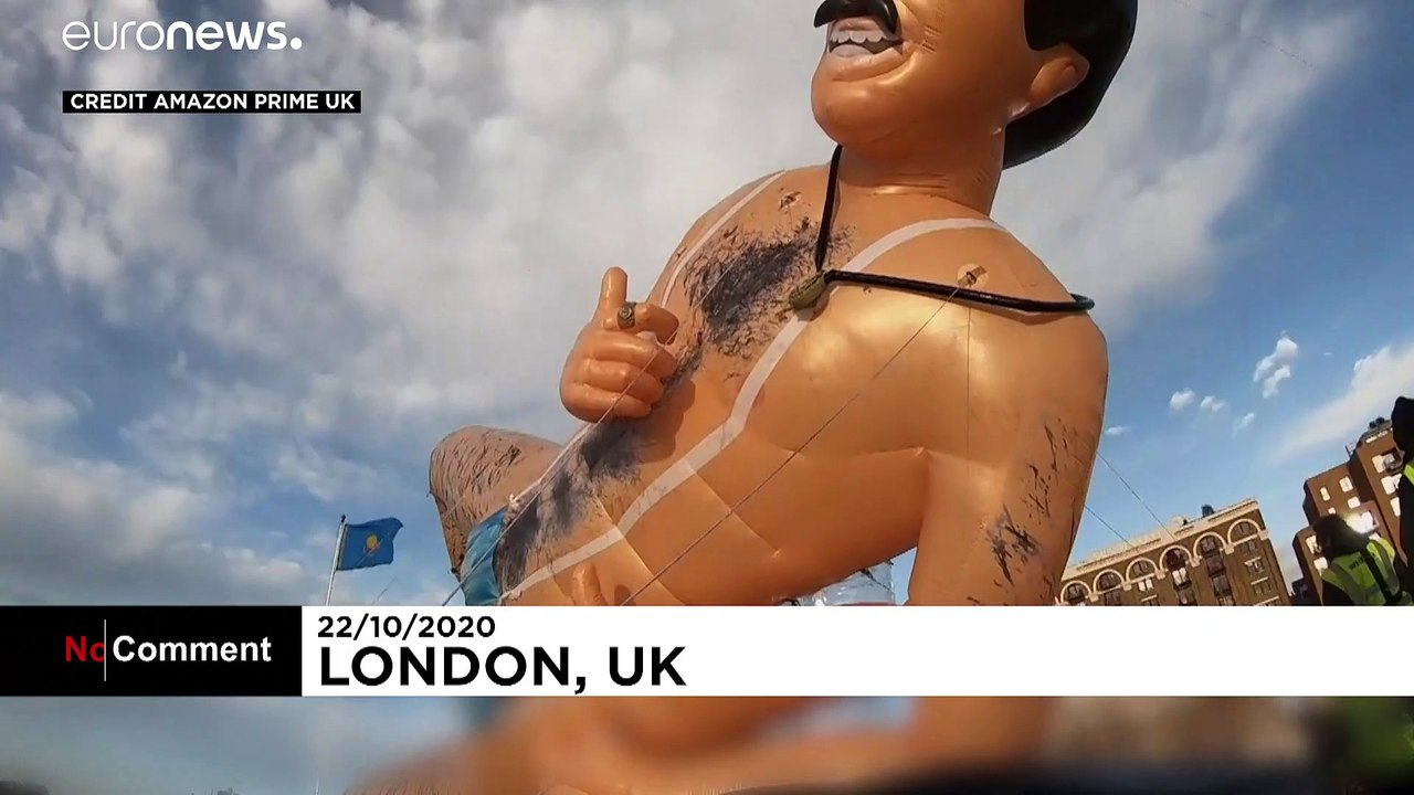Riesiger 'Borat' schippert in London halbnackt auf der Themse