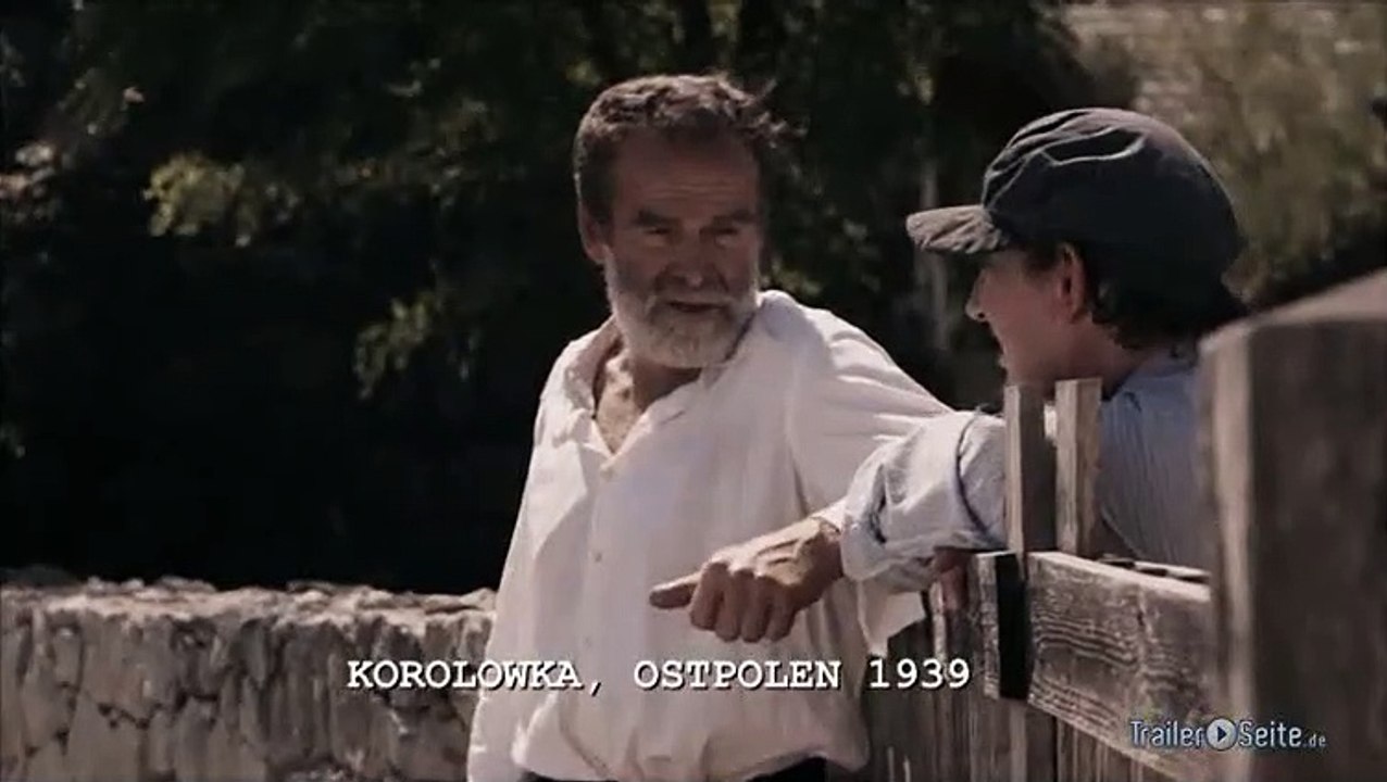 Ausschnitt aus No Place On Earth: Familie Stermer