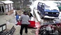 Ausschnitt aus Aus Dem Leben Eines Schrottsammlers: Nazif Zerlegt Sein Auto