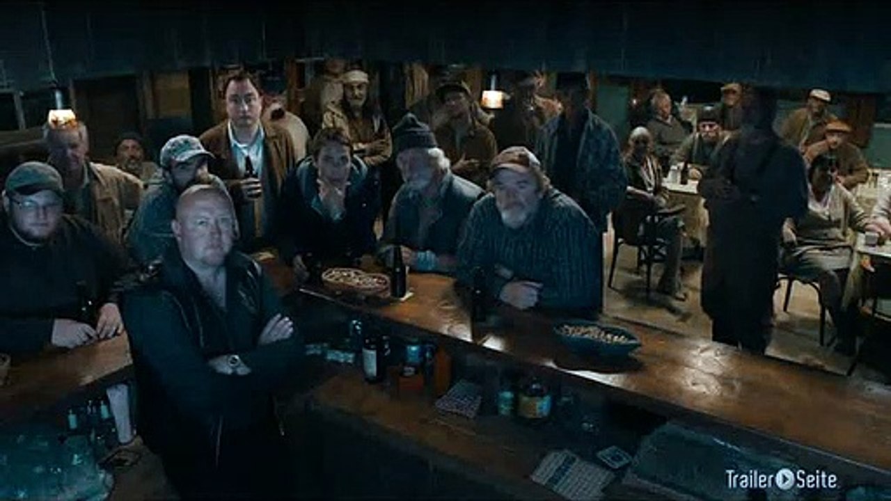 Ausschnitt aus Die Große Versuchung:  Public Viewing Eines Cricket Spiels In Der Dorfkneipe