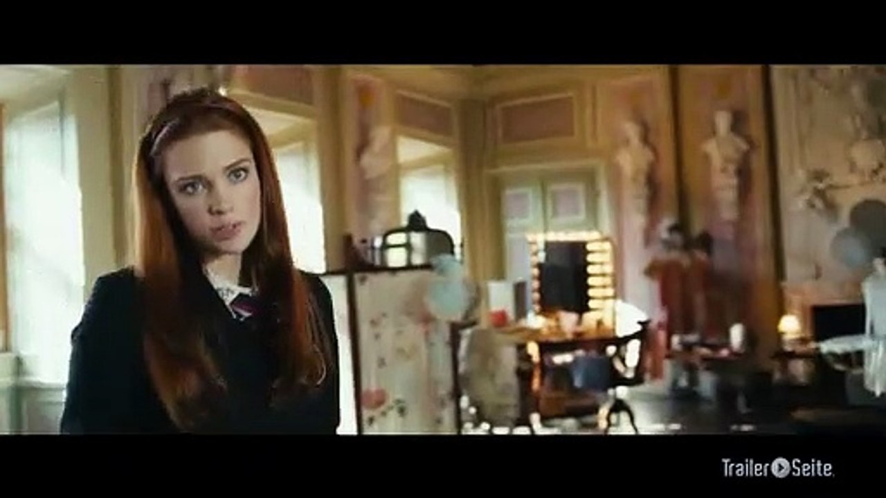 Ausschnitt aus Saphirblau: Etikette Und Tanz (2014)