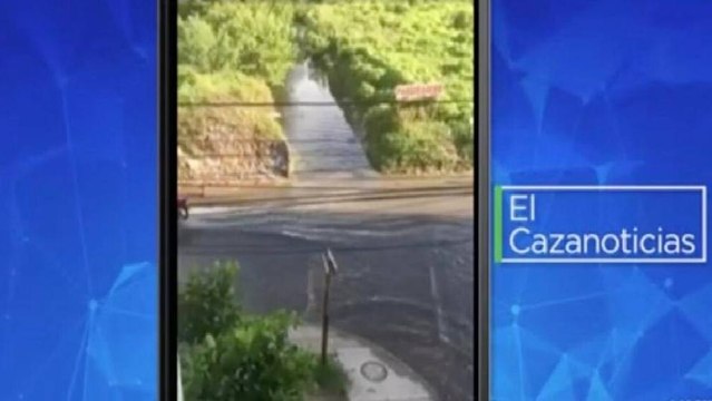 El Cazanoticias: el desbordamiento de un río en Cartagena, Bolívar, produce inundaciones en una calle principal