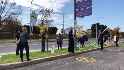 Manifestation devant le bureau de Danielle McCann (Le Reflet - Audrey Leduc-Brodeur)