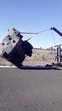 Ces soldats essayent de redresser un véhicule blindé... raté