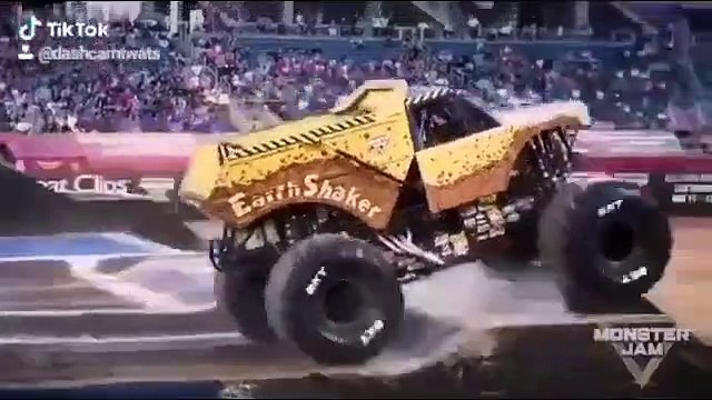 Ce pilote de monster truck roule sur ses 2 roues avants