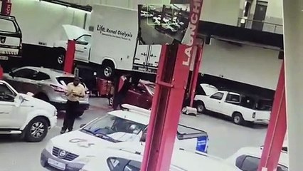 Ce mécanicien fait l'idiot et va échapper de peu au pire