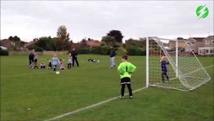 Ce jeune joueur de foot n'est pas très chanceux... 3 barres