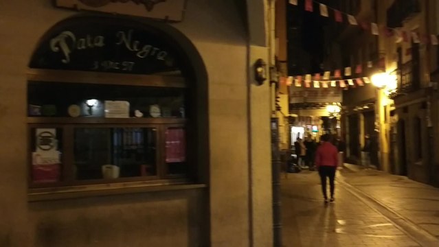 La calle Laurel prácticamente vacía con la entrada en vigor del cierre a las 21,00 horas