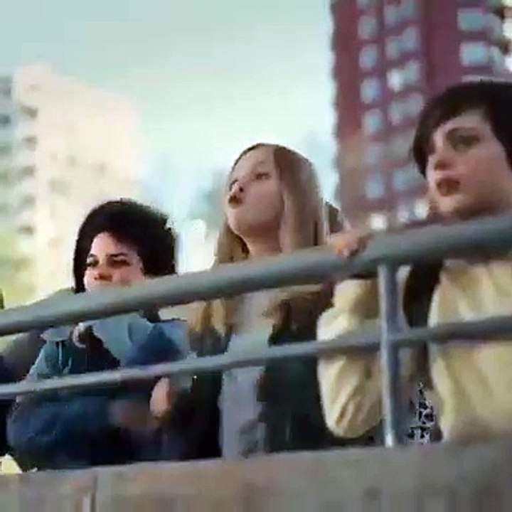 Peta'nın "Tutsak Hayvanlar Özgür Olmayı İster, Hayvanat Bahçeleri Hayvan Hapishaneleridir." temalı reklam filmi.