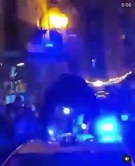 6 [SCONTRI NAPOLI] AUTO DELLA POLIZIA ASSALTATA DA MANIFESTANTI