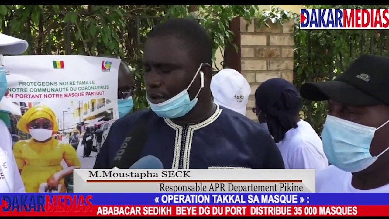 ABABACAR SEDIKH  BEYE DG DU PORT AUTONOME DE DAKAR DISTRIBUE 35 000 MASQUES AUX POPULATIONS DE DIEUPPEUL-DERKLE