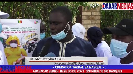 ABABACAR SEDIKH  BEYE DG DU PORT AUTONOME DE DAKAR DISTRIBUE 35 000 MASQUES AUX POPULATIONS DE DIEUPPEUL-DERKLE