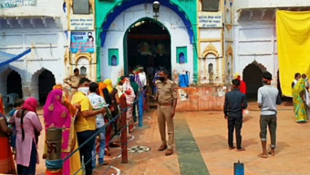 कालका देवी मंदिर पर पुलिस करा रही भक्तों को नियमों का पालन