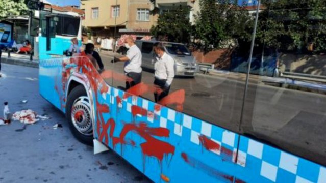 Otobüse alınmayınca şoföre kızdı, otobüsü yumrukladı, kırmızıya boyadı