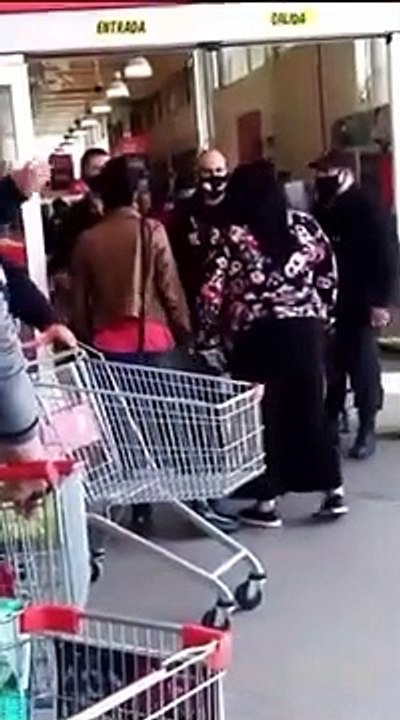 Nobody likes you Karen - Crazy Chilean Karen kicks shopping cart