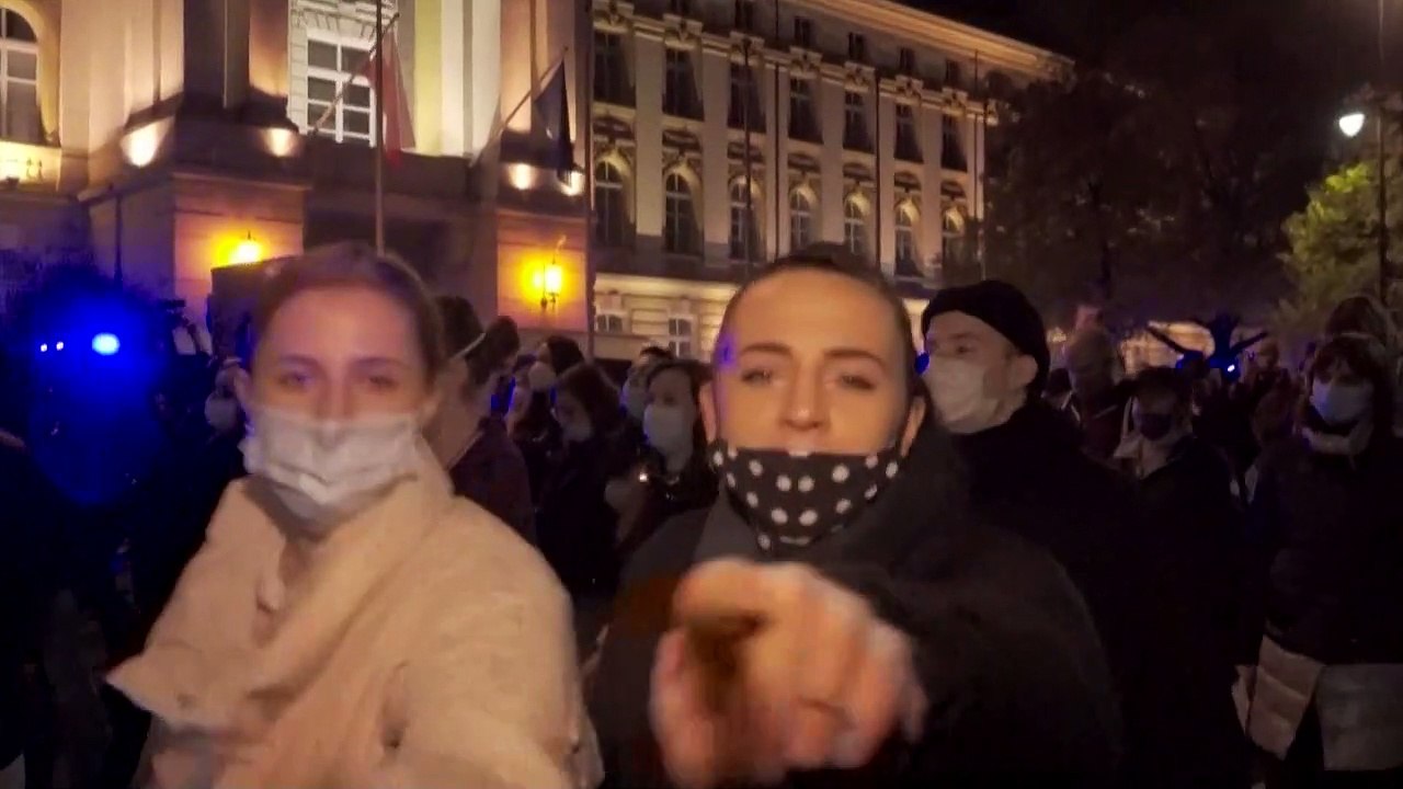 La Polonia si ribella dopo la stretta sull'aborto