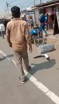 बाइक चालक को बचाने के चक्कर में ट्राला मकान में घुसा