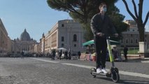 El patinete eléctrico, una especie invasora de las capitales italianas