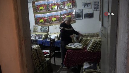 Aşık Veysel’in yüzlerce fotoğrafını müzeyi andıran arşivinde saklıyor