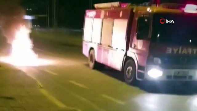 Motosiklet alev alev yandı, cep telefonuyla kayda giren vatandaş muhabirliğe soyundu