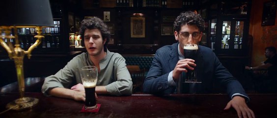 I Predatori Film Clip - Filosofia al pub