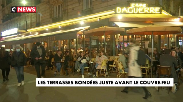 A Paris, les terrasses bondées juste avant le couvre-feu