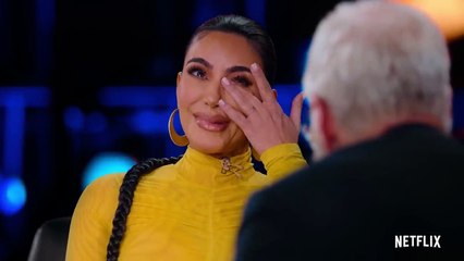 Kim Kardashian éclate en sanglots en évoquant son braquage