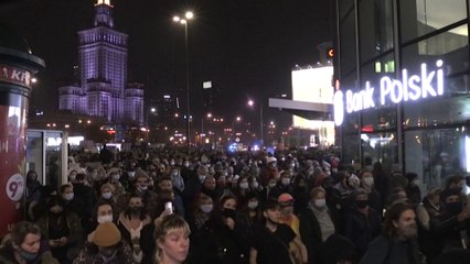 Des milliers de personnes manifestent à Varsovie contre l'interdiction quasi totale de l'avortement en Pologne