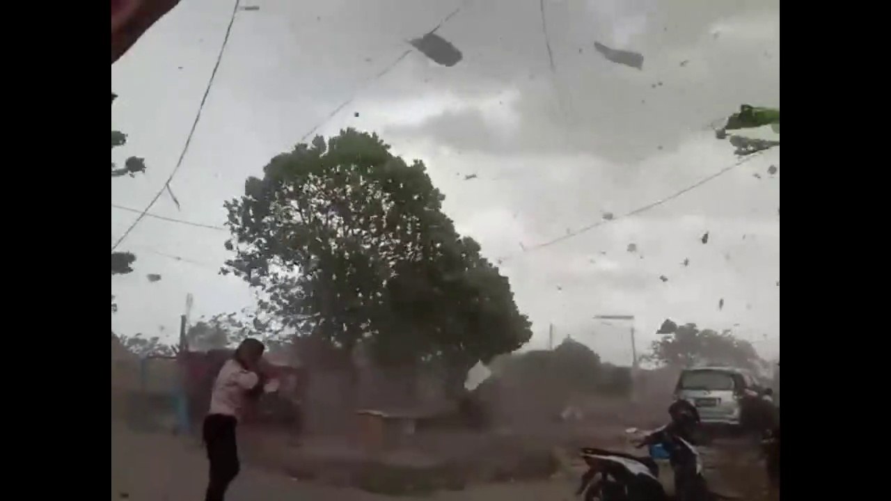 Habitations endommagées par une tornade à Bekasi, Indonésie ! 23 Octobre 2020