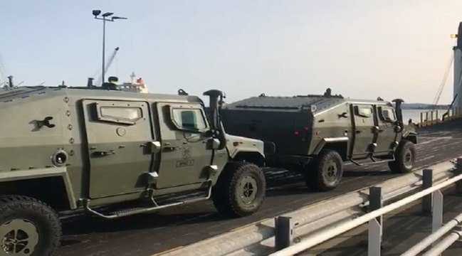 Embarque de vehículos y material militar en el puerto de Santander