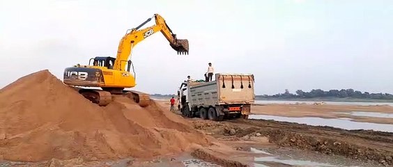 देवास: नर्मदा नदी को छलनी कर रहे हैं कारिंदे दिन रात, प्रशासन मूकदर्शक