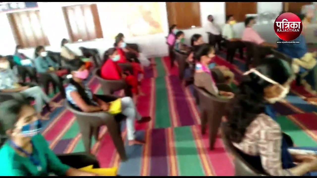 VIDEO : सरस्वती स्कूल की होनहार बेटियों को बांट...
