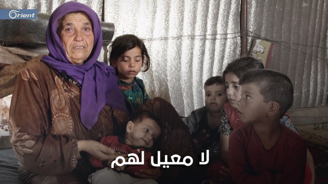 أمهم في القبر وأبوهم في السجن.. 5 أطفال يعيشون في كنف جدّهم المقعد وجدتهم المسنّة داخل أحد مخيمات النزوح.